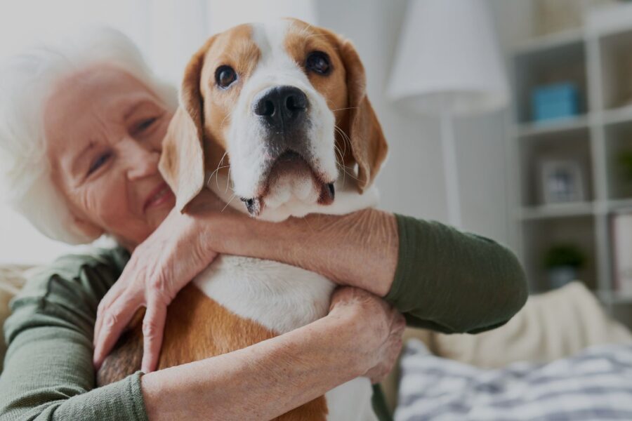 A women hugging her dog